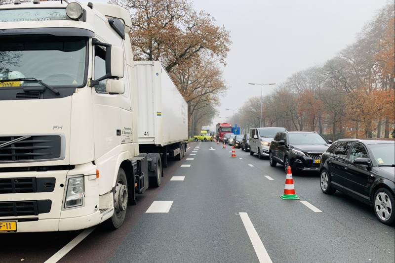 Vrachtwagen trekker verliest wielbouten tijdens rijden