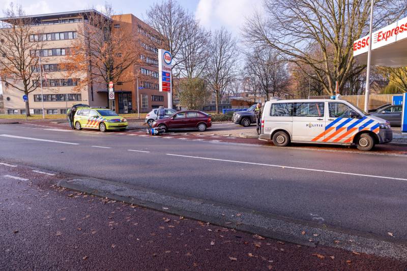 Automobilist botst op scooterrijdster bij verlaten Esso-tankstation