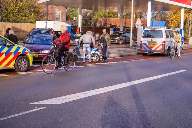 Automobilist botst op scooterrijdster bij verlaten Esso-tankstation