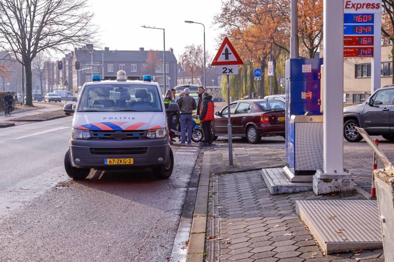 Automobilist botst op scooterrijdster bij verlaten Esso-tankstation