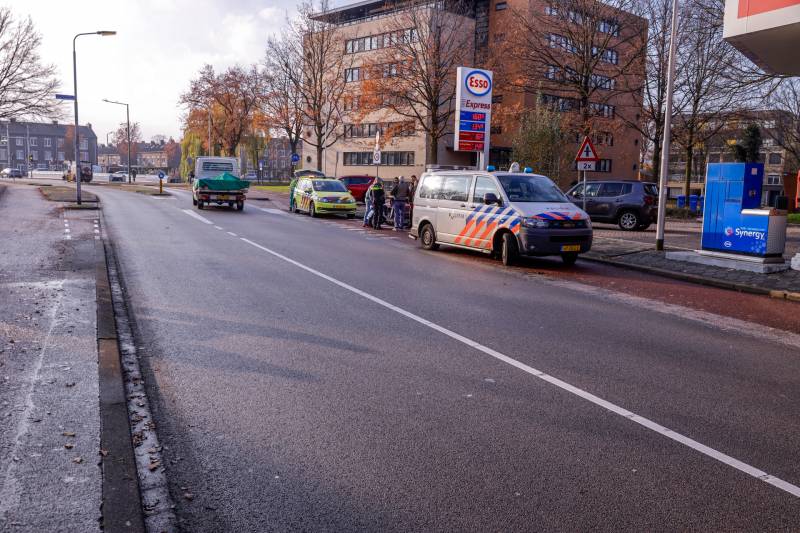 Automobilist botst op scooterrijdster bij verlaten Esso-tankstation