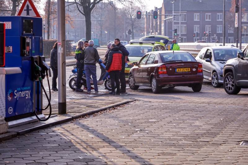 Automobilist botst op scooterrijdster bij verlaten Esso-tankstation
