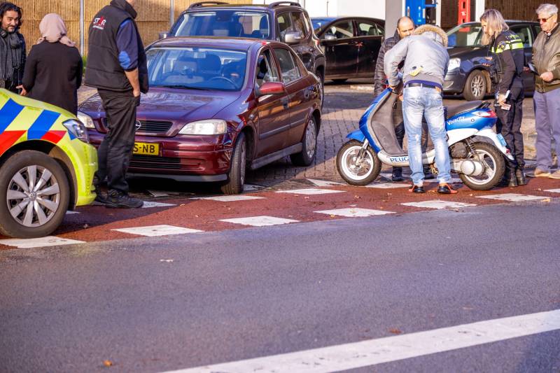 Automobilist botst op scooterrijdster bij verlaten Esso-tankstation