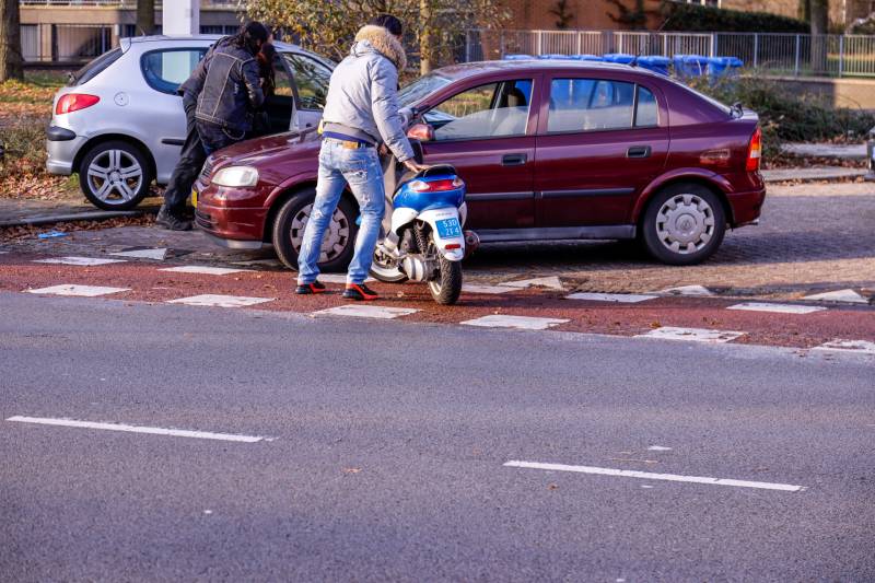 Automobilist botst op scooterrijdster bij verlaten Esso-tankstation