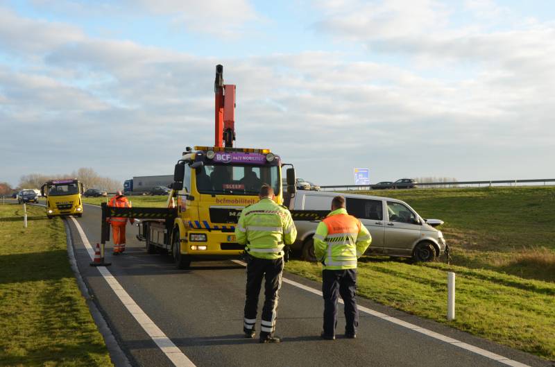 Bestelbus belandt in de sloot naast afrit