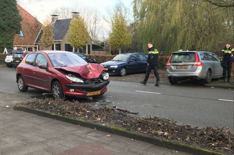 #Leeuwarden Flinke schade bij aanrijding op kruising Lekkumerweg Leeuwarden.