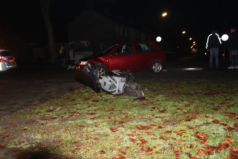 Bestuurder brommer gewond na aanrijding met auto