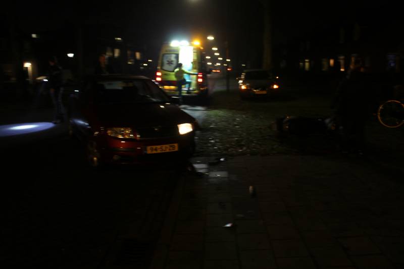 Bestuurder brommer gewond na aanrijding met auto