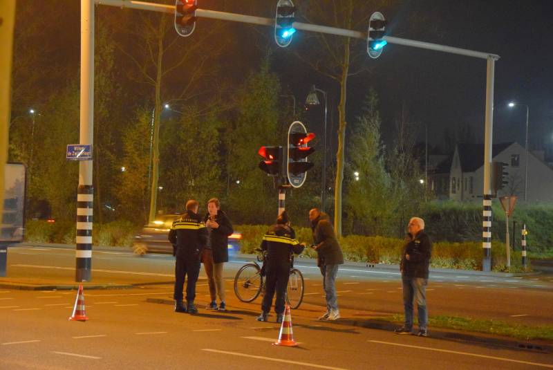 Fietser geschept door personenauto