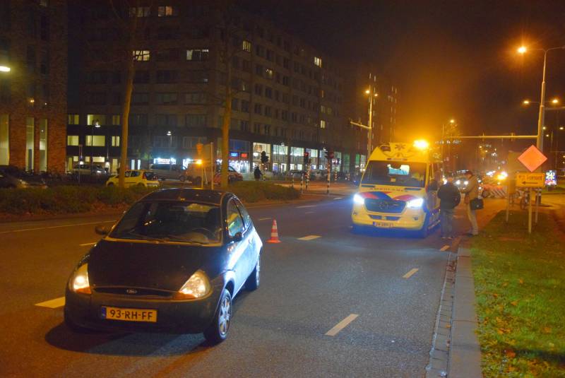 Fietser geschept door personenauto