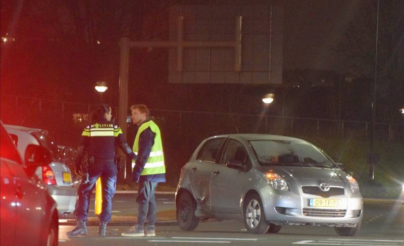 Twee auto's botsen op kruising