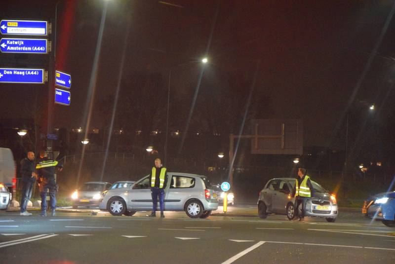 Twee auto's botsen op kruising