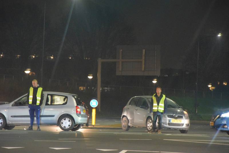 Twee auto's botsen op kruising
