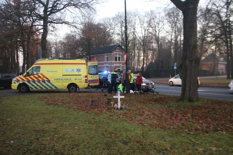 Fietser geschept door auto