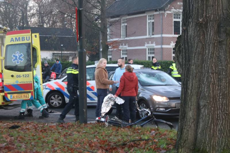 Fietser geschept door auto