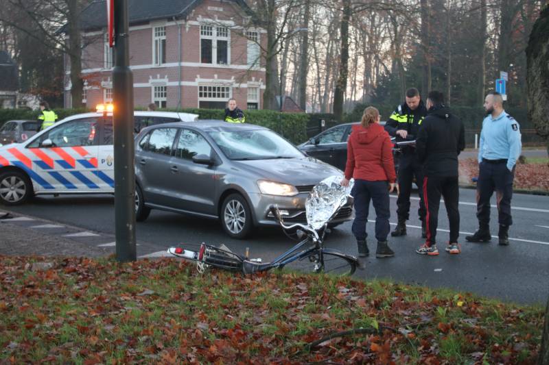Fietser geschept door auto