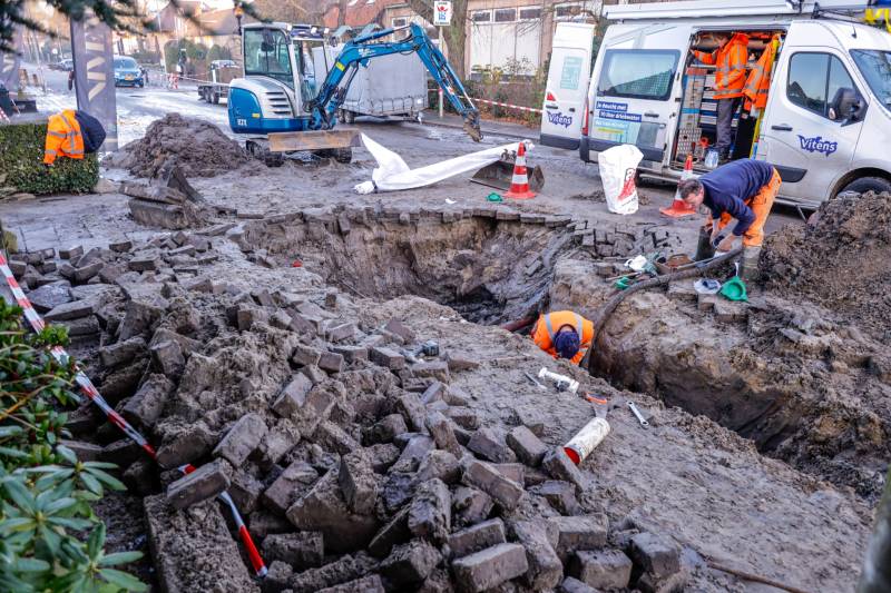 Straten in Langenoord opengebroken door leidingbreuken