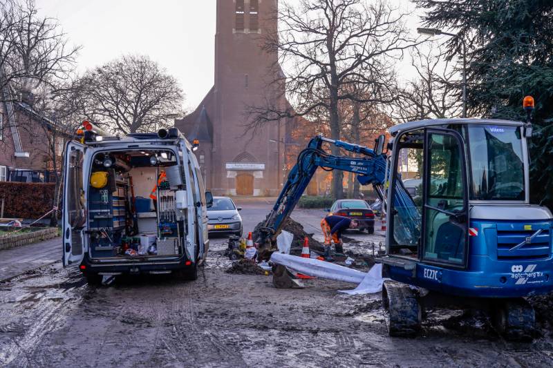 Straten in Langenoord opengebroken door leidingbreuken