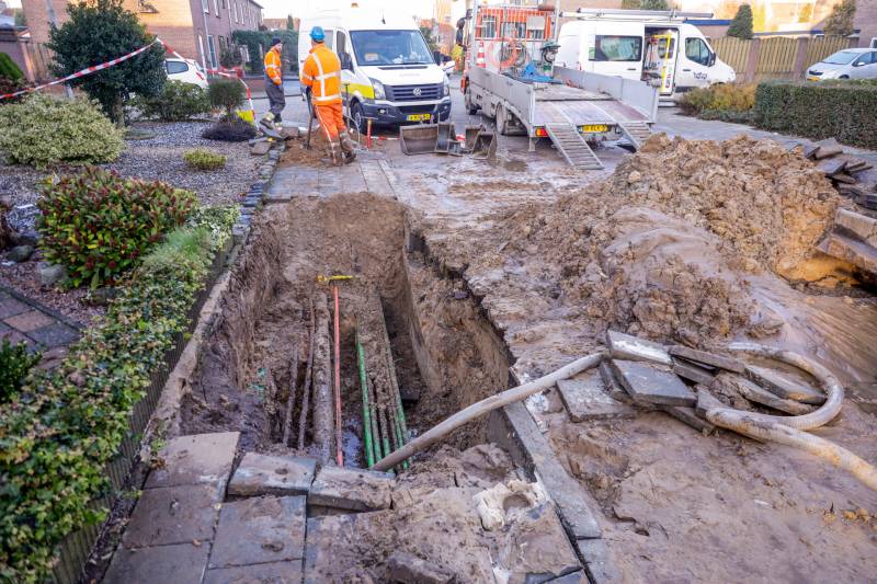 Straten in Langenoord opengebroken door leidingbreuken