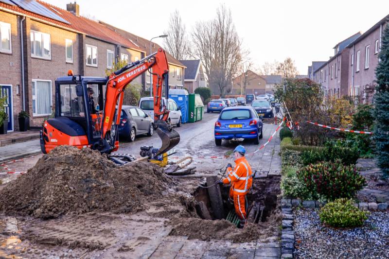 Straten in Langenoord opengebroken door leidingbreuken