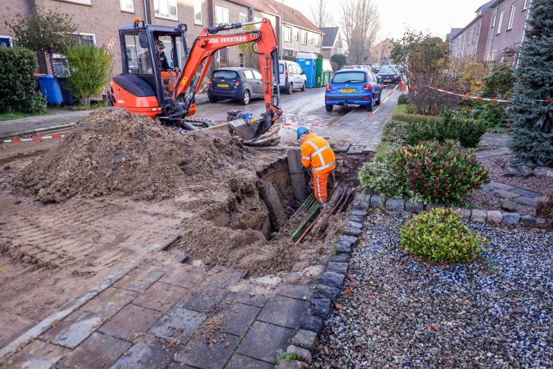 Straten in Langenoord opengebroken door leidingbreuken