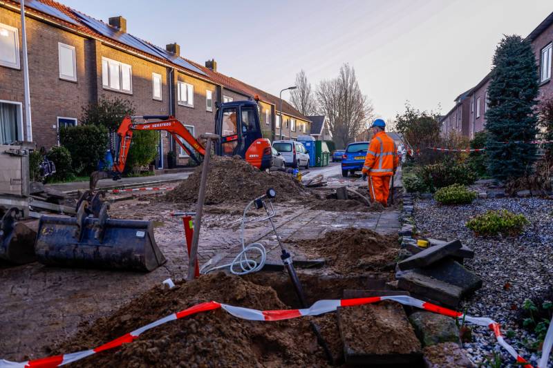 Straten in Langenoord opengebroken door leidingbreuken