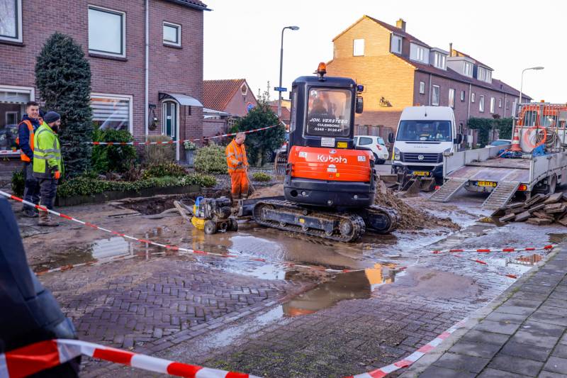 Straten in Langenoord opengebroken door leidingbreuken