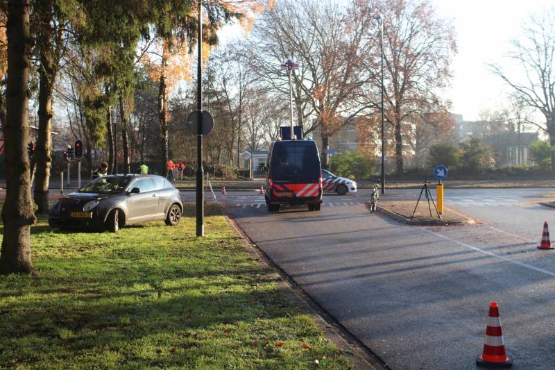 Automobilist schept overstekende fietser op kruising