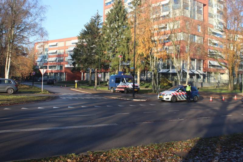 Automobilist schept overstekende fietser op kruising