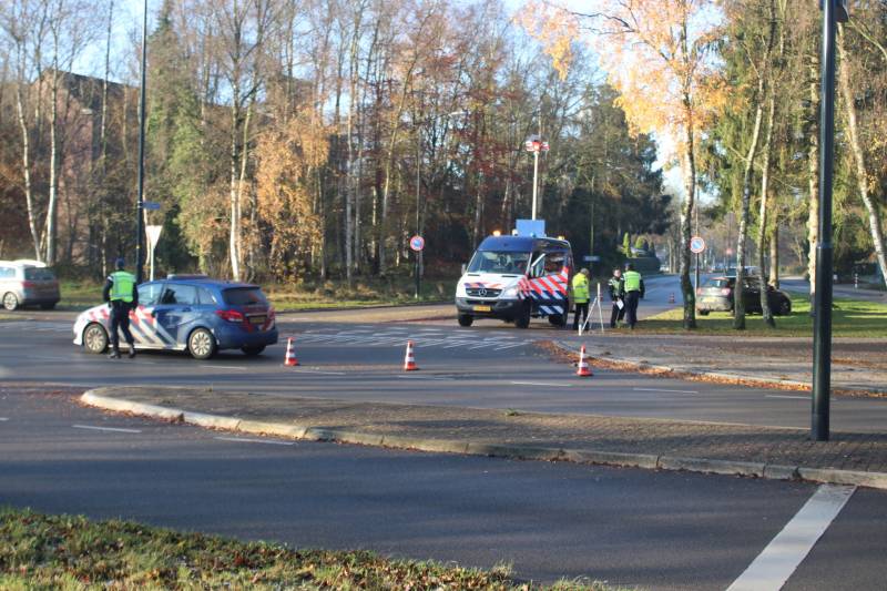 Automobilist schept overstekende fietser op kruising