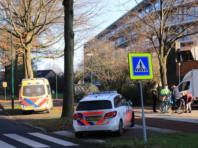 Fietsster lelijk ten val op oversteekplaats