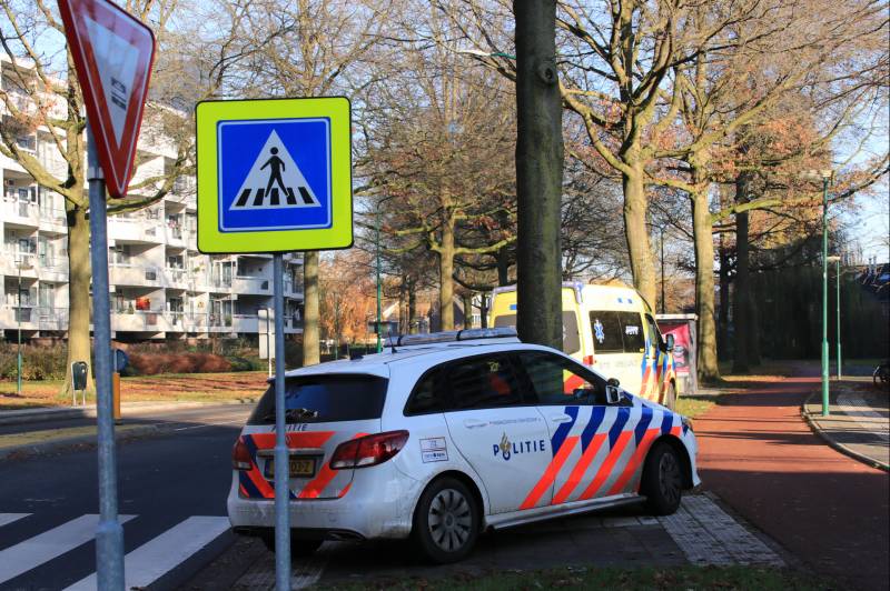Fietsster lelijk ten val op oversteekplaats