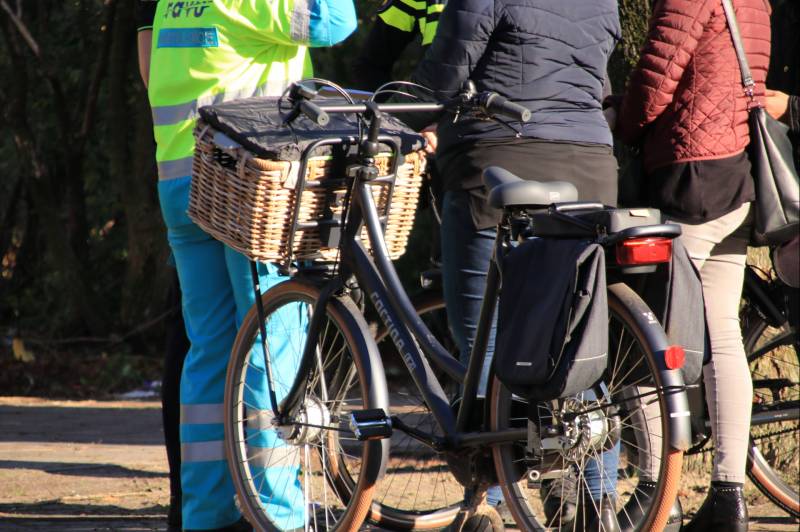 Fietsster lelijk ten val op oversteekplaats