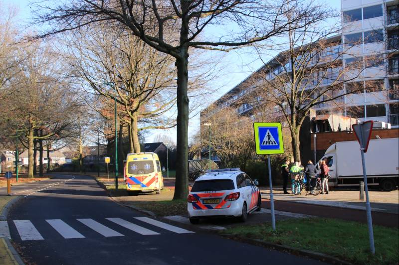 Fietsster lelijk ten val op oversteekplaats