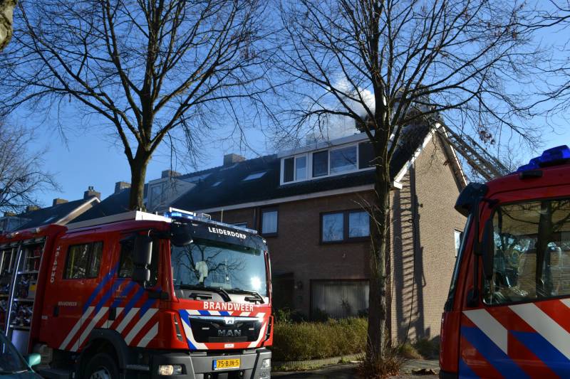 Fikse schoorsteenbrand in Binnenhof lastig te bereiken