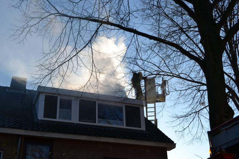 Fikse schoorsteenbrand in Binnenhof lastig te bereiken