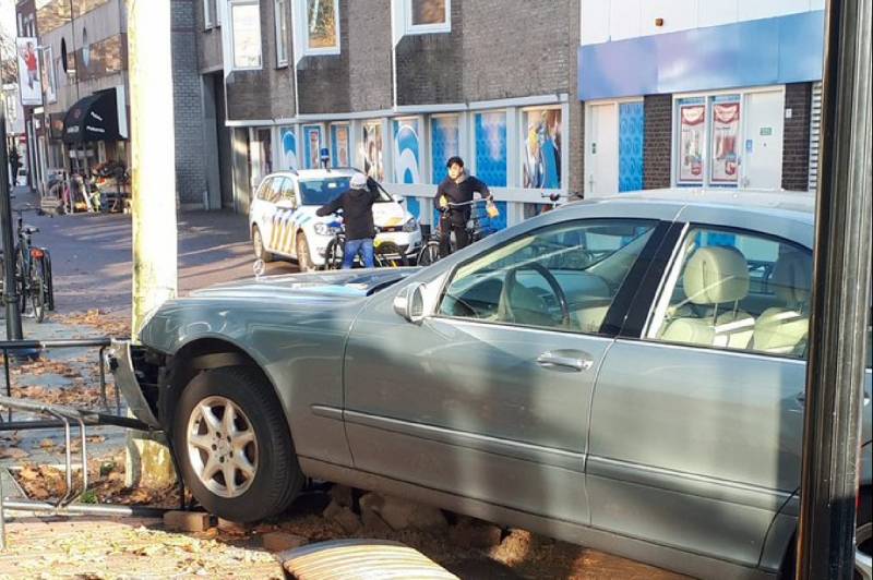 Automobiliste schrikt en knalt op fietsenrek en boom