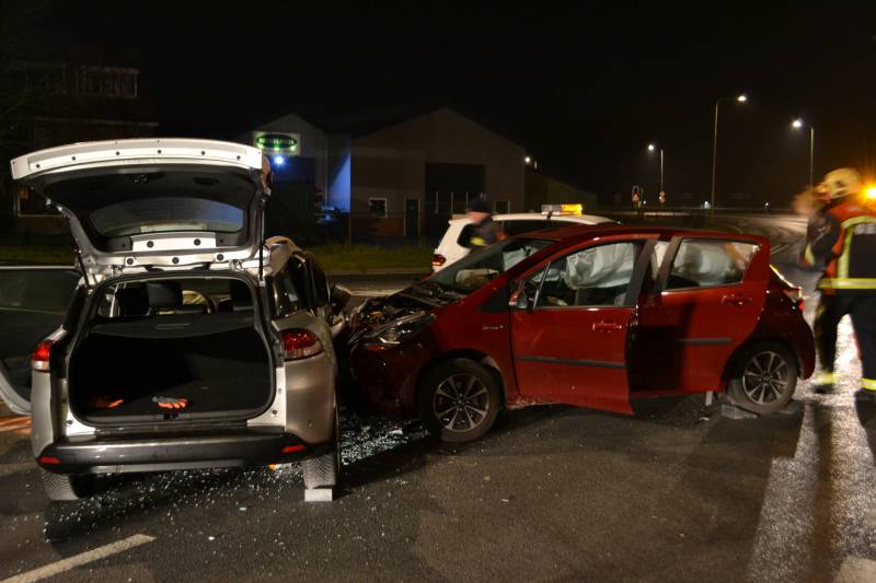 Forse schade na aanrijding tussen twee voertuigen