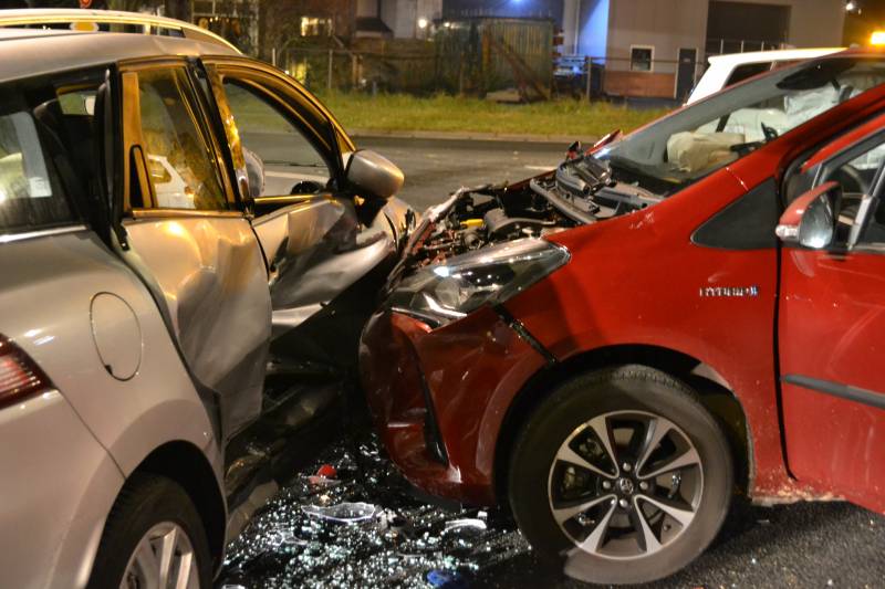 Forse schade na aanrijding tussen twee voertuigen