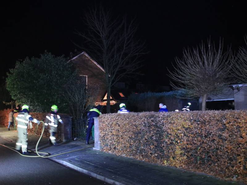 Kleine brand in dak van schuur