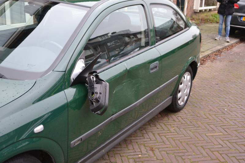 Auto botst tegen woning tijdens inparkeren