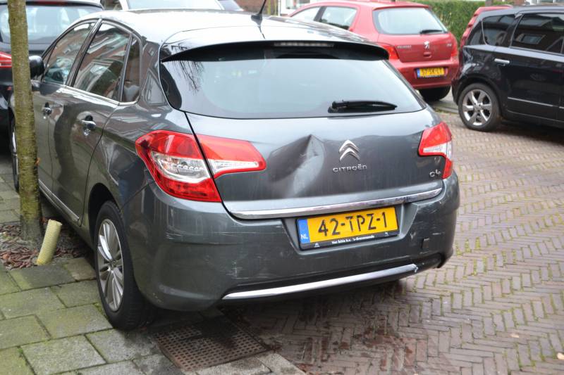 Auto botst tegen woning tijdens inparkeren