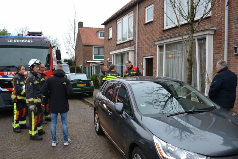 Auto botst tegen woning tijdens inparkeren