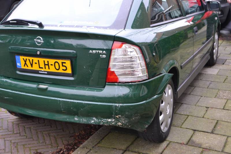 Auto botst tegen woning tijdens inparkeren