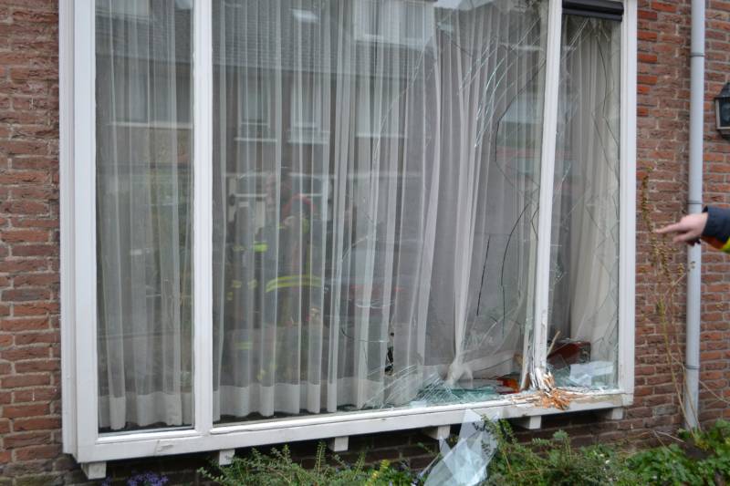 Auto botst tegen woning tijdens inparkeren