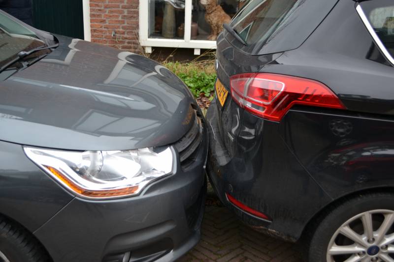 Auto botst tegen woning tijdens inparkeren