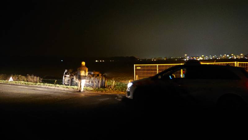 Auto vliegt uit de bocht en belandt in sloot