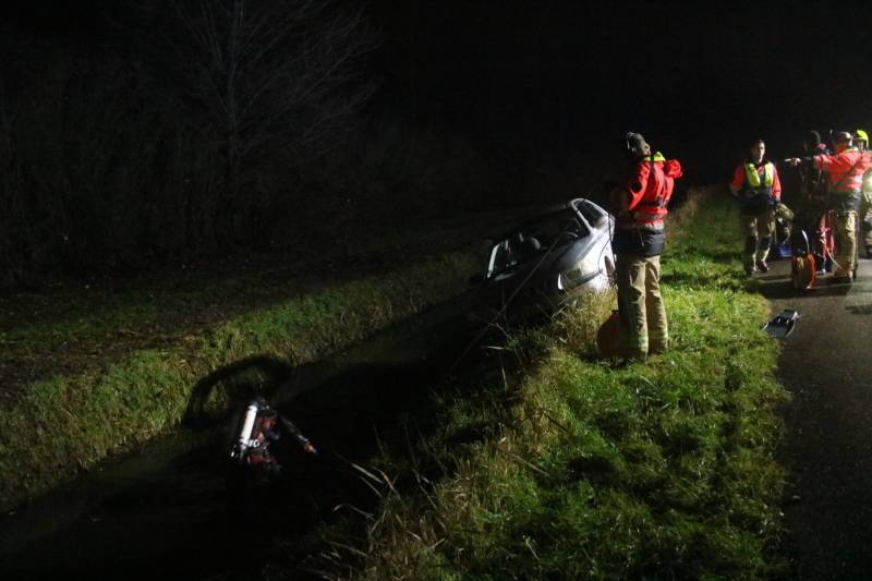 Auto raakt van dijk, brandweer doorzoekt sloot