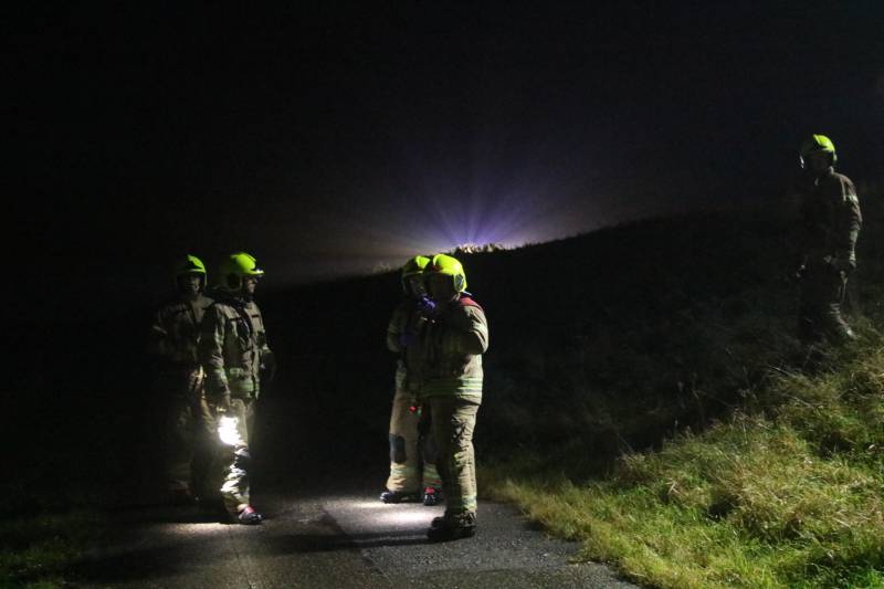 Auto raakt van dijk, brandweer doorzoekt sloot