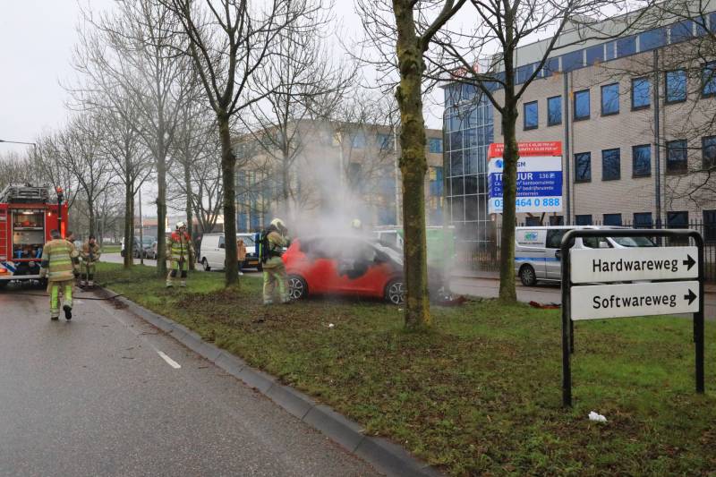 Auto botst op boom en vliegt in brand